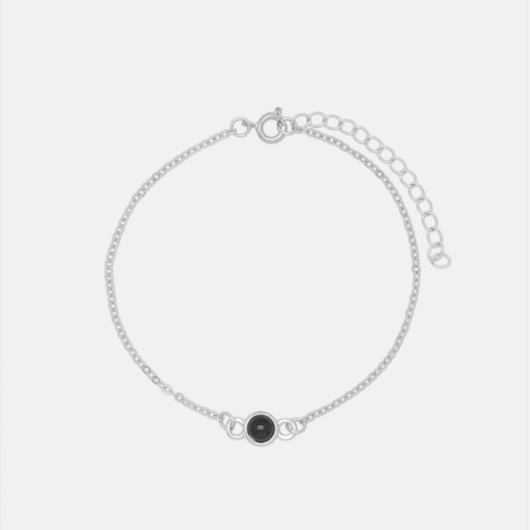 Pulsera con foto plateada: delicada cadena ajustable con un pequeño dije redondo al centro. Su diseño minimalista y elegante añade un toque único a tu estilo.