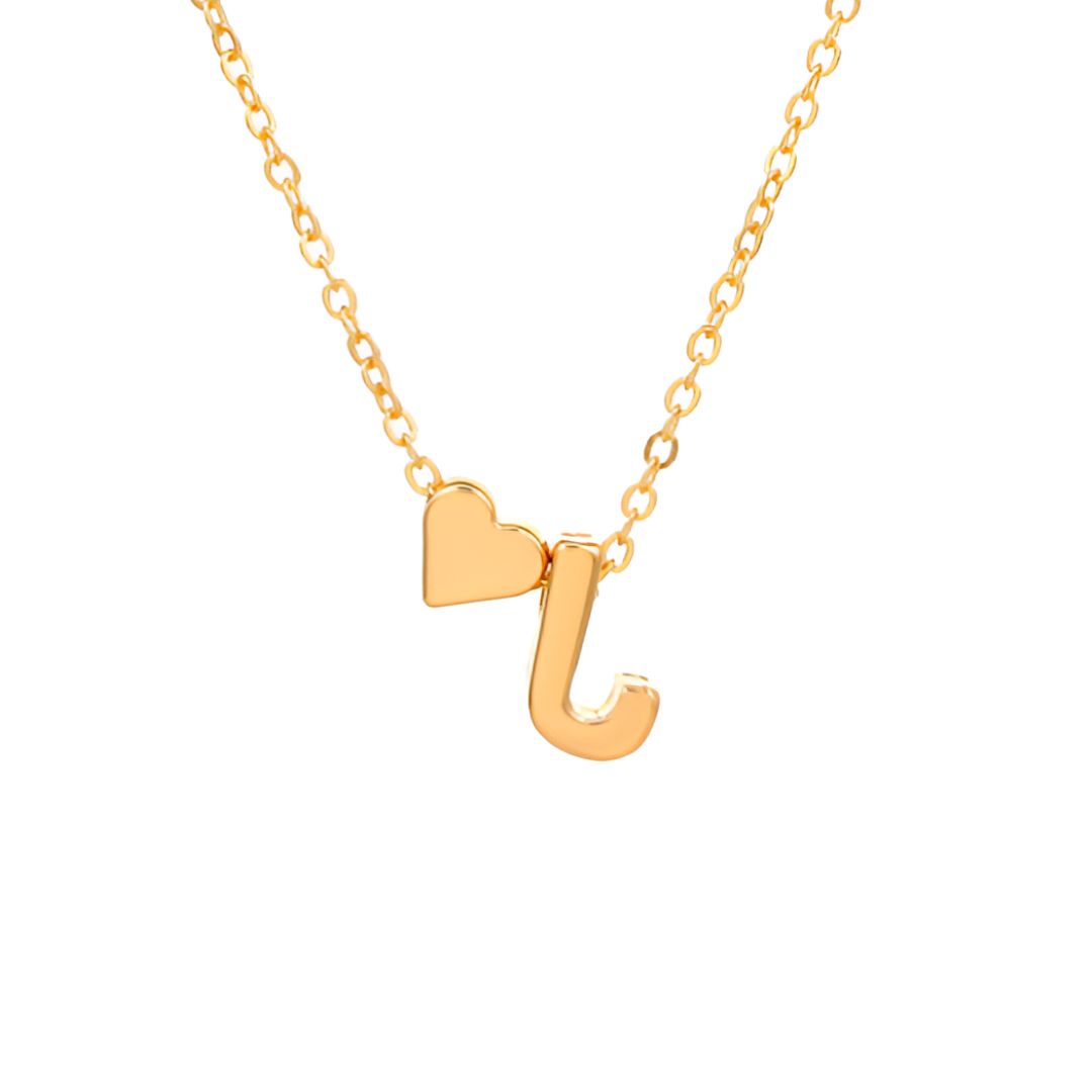 Un collar de cadena dorada con un pequeño corazón dorado y un charm de la letra J cuelgan uno al lado del otro. Combínalo con la Pulsera de tobillo con inicial en color dorado para un look coordinado y elegante.