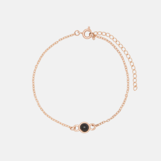 Delicada Pulsera con foto en oro rosa con cierre ajustable, que incorpora un pequeño charm redondo con foto en el centro. Esta joya personalizada añade elegancia minimalista a tu colección.