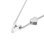 Un collar de cadena de caja de plata con una letra V mayúscula y un pequeño charm de corazón, perfecto para combinar con tu Pulsera de tobillo con color inicial plateado.