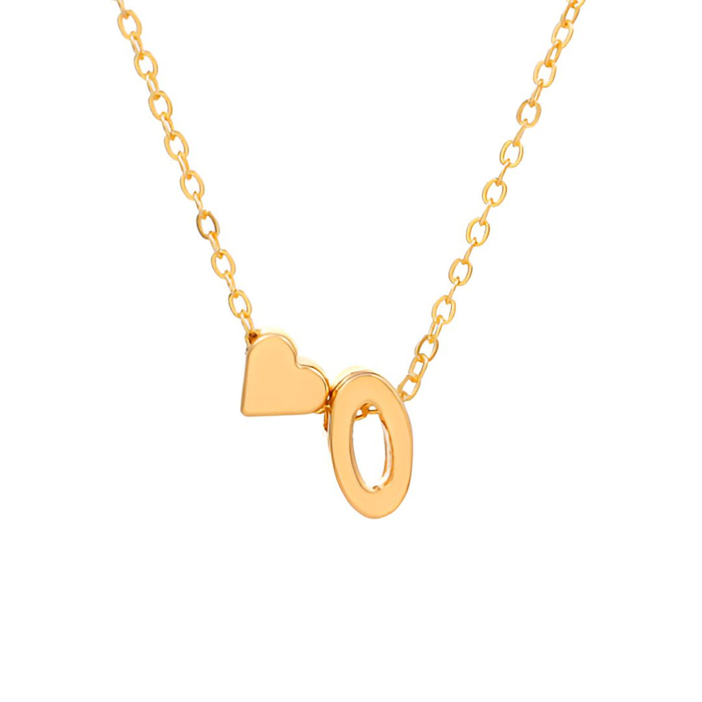 Un collar dorado con una delicada cadena que incluye un pequeño corazón y un colgante ovalado combina a la perfección con la Pulsera de tobillo con inicial en dorado para un estilo único y coordinado.