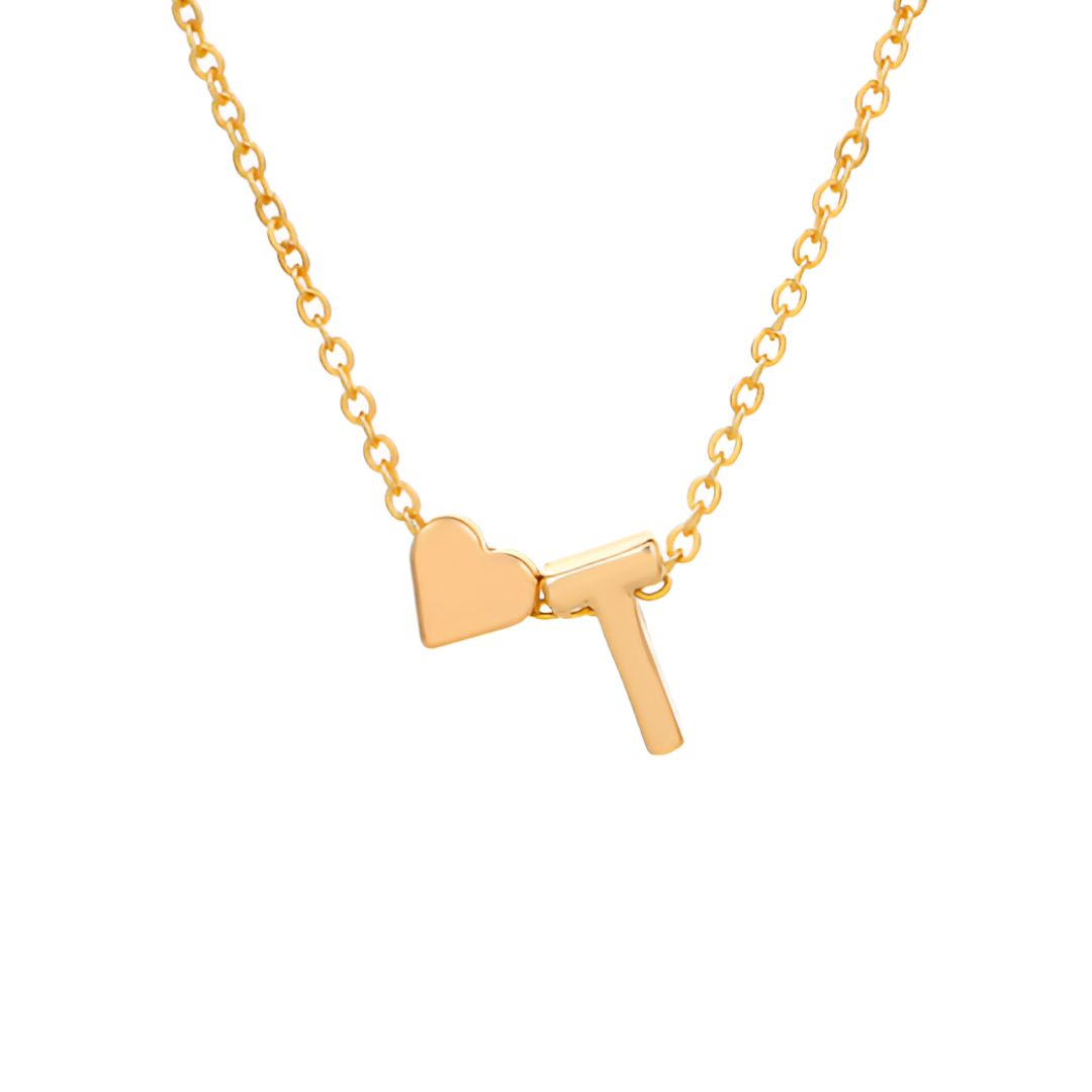 Un collar de cadena dorada con dos colgantes -un pequeño corazón y una letra T mayúscula- combina a la perfección con una pulsera de tobillo con inicial en dorado, creando un look coordinado con joyas personalizadas.