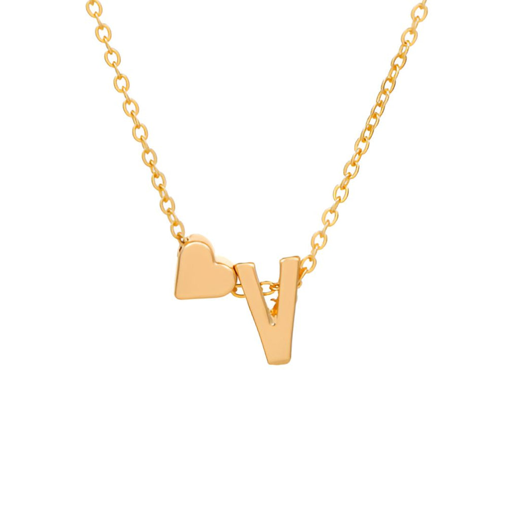 Un collar dorado con una cadena sencilla y dos charms -un pequeño corazón y la letra V- combina elegantemente con la Pulsera de tobillo con inicial en dorado para un look elegante y coordinado.
