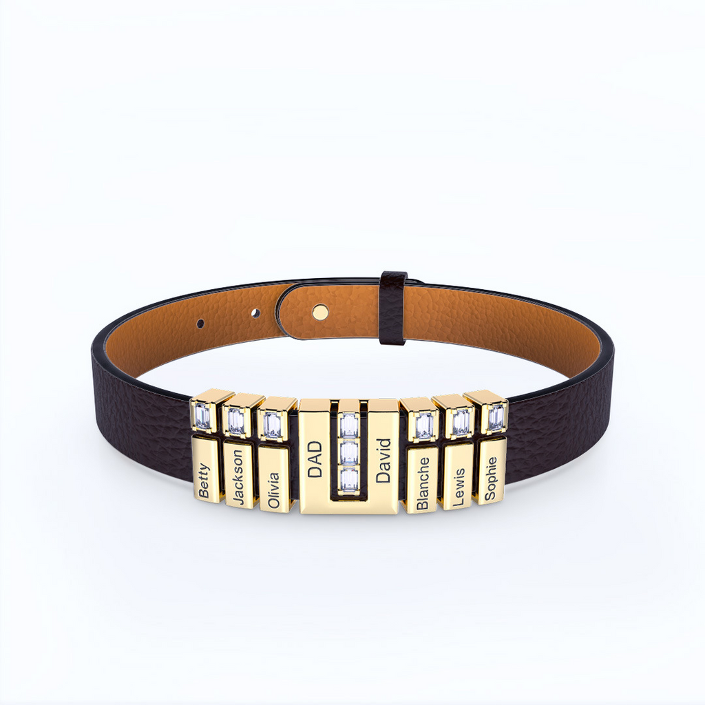 Pulsera de cuero personalizada con nombres en dorado, lleva siete placas grabadas (Betty, Jackson, Olivia, DAD, David, Blanche, Lewis) separadas por gemas. Un regalo único para papá.