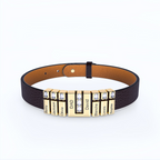 Pulsera de cuero personalizada con nombres en dorado, lleva siete placas grabadas (Betty, Jackson, Olivia, DAD, David, Blanche, Lewis) separadas por gemas. Un regalo único para papá.