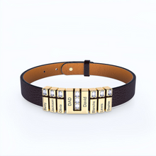 Cargar imagen en el visor de la galería, Pulsera de cuero personalizada con nombres en dorado, lleva siete placas grabadas (Betty, Jackson, Olivia, DAD, David, Blanche, Lewis) separadas por gemas. Un regalo único para papá.