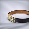 La Pulsera de cuero personalizada con nombres es marrón, tiene dijes rectangulares dorados grabados con nombres diferentes y algunos decorados con piedras claras; una opción única para regalar a papá.