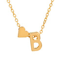 La Pulsera de tobillo con inicial es una tobillera de oro con una cadena con un colgante de corazón y una letra B mayúscula de oro, que recuerda a una elegante tobillera con inicial, mostrada sobre un fondo blanco.