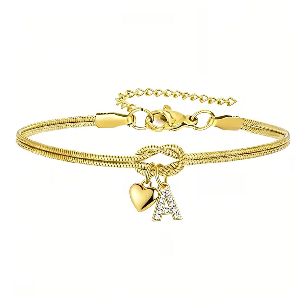 Pulsera dorada con inicial y dije de corazón