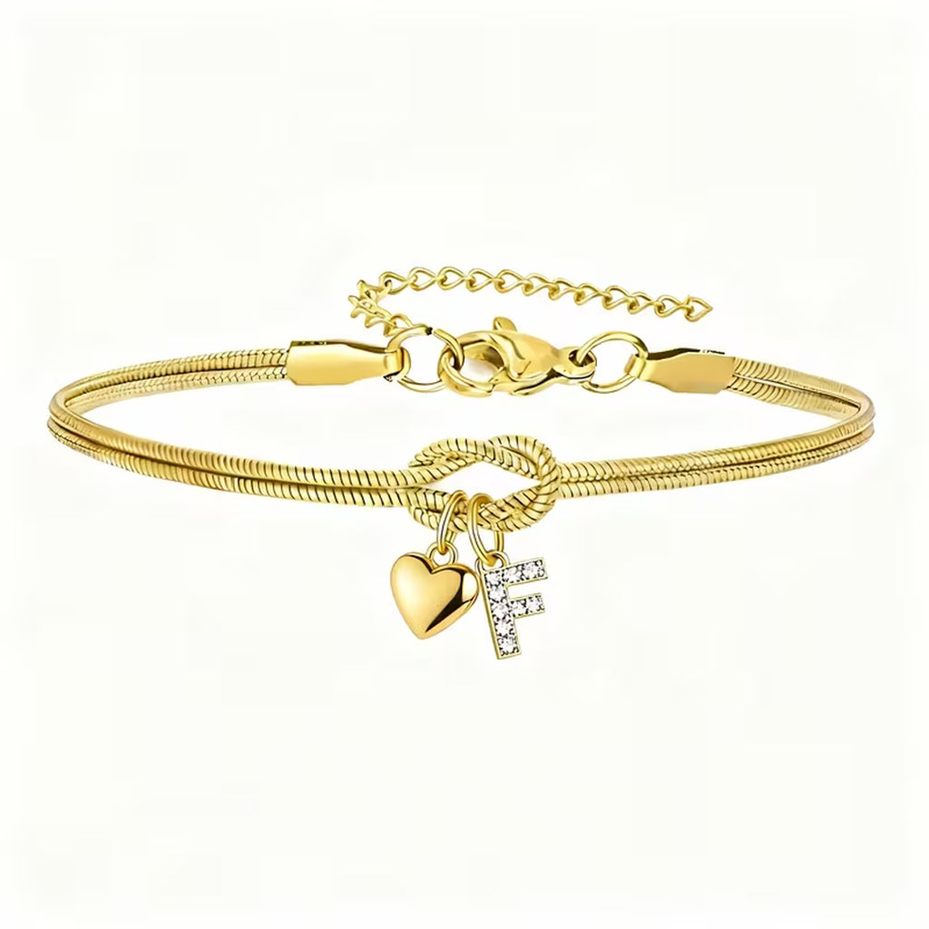 Pulsera dorada con inicial y dije de corazón