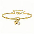 Pulsera dorada con inicial y dije de corazón