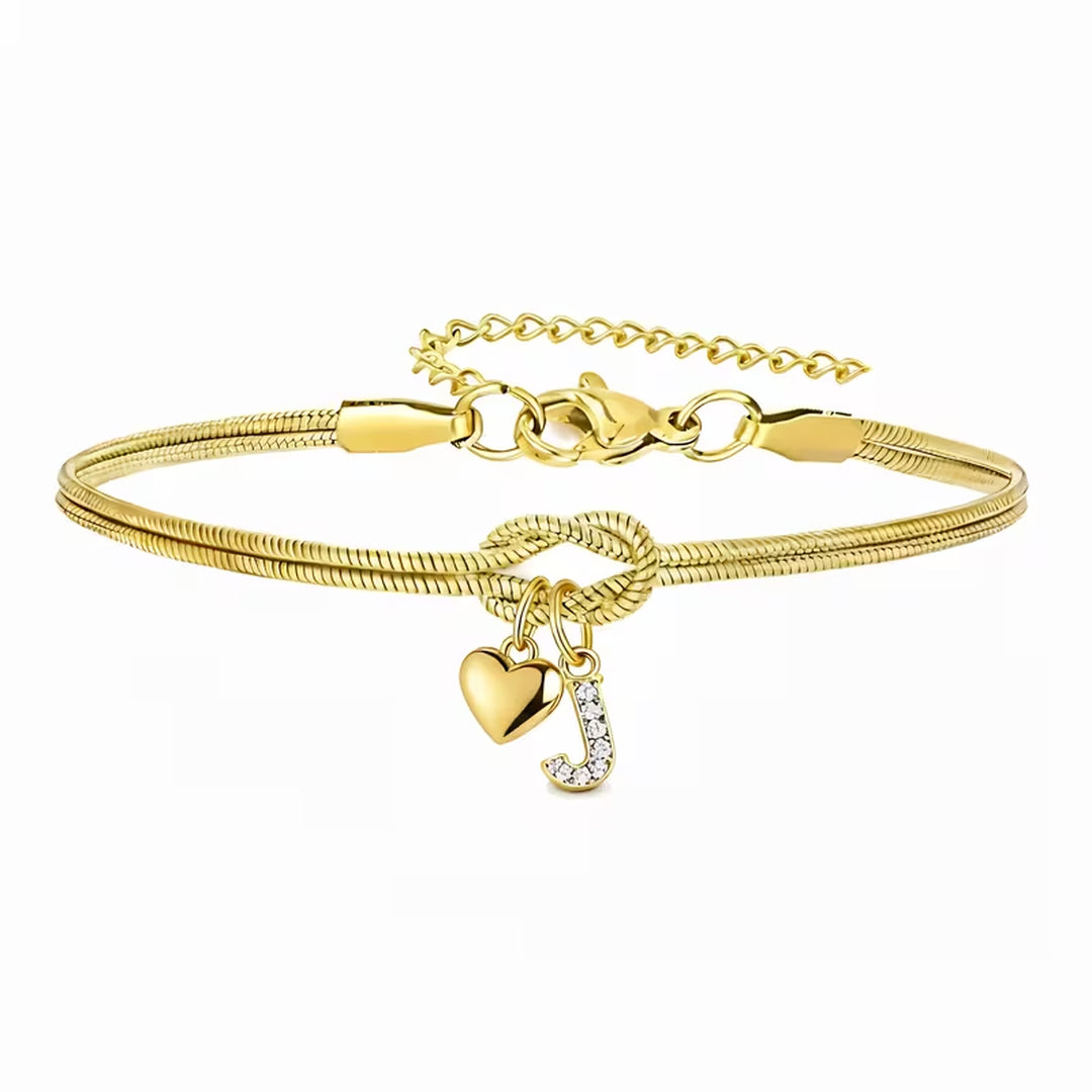 Pulsera dorada con inicial y dije de corazón