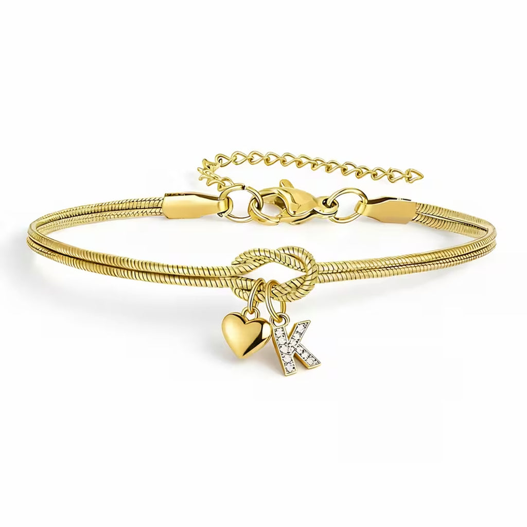 Pulsera dorada con inicial y dije de corazón