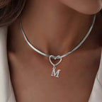 Collar con inicial y dije de corazón
