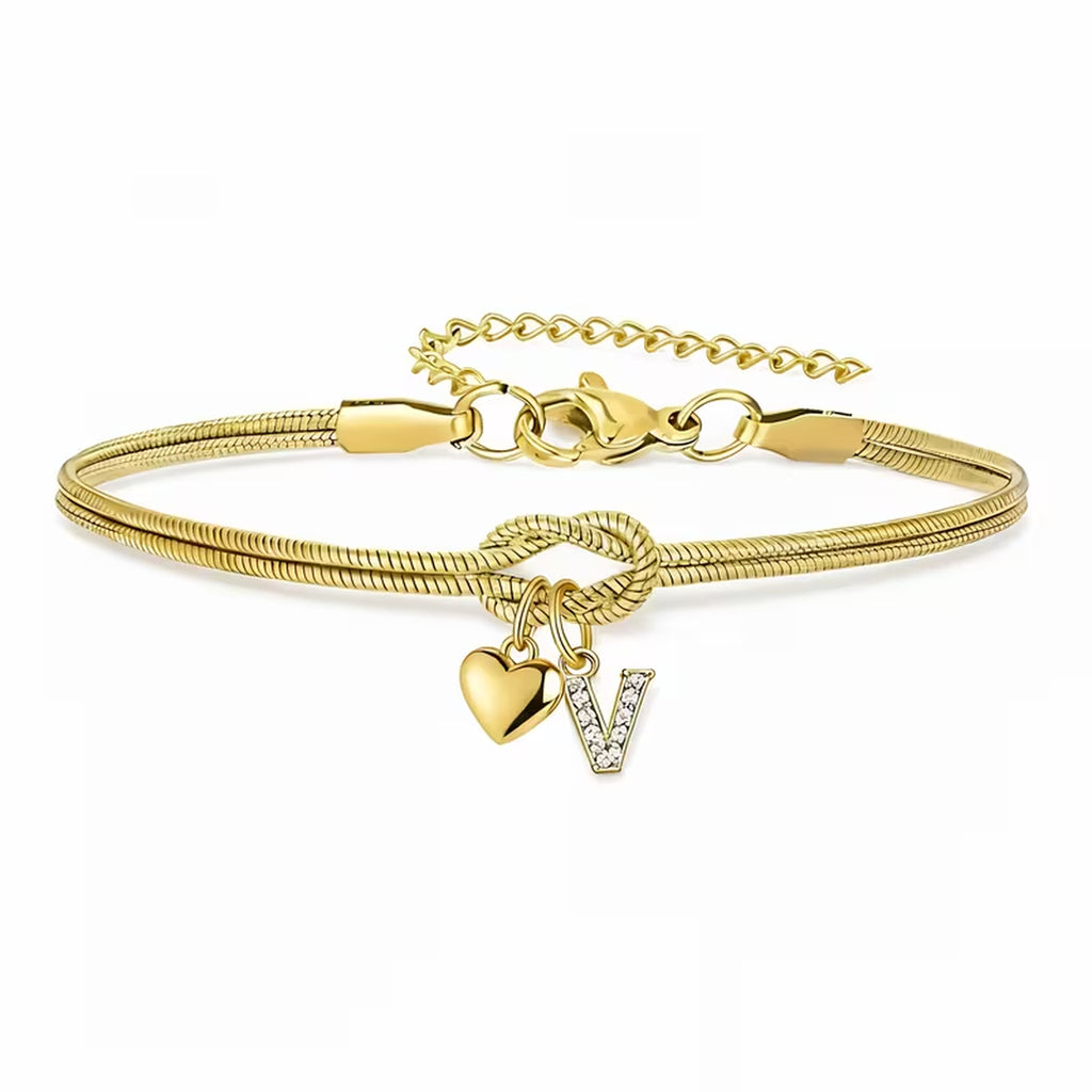 Pulsera dorada con inicial y dije de corazón