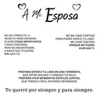 Imagen en blanco y negro con el texto "A mi esposa" que expresa amor para toda la vida, ideal como regalo para pareja y perfectamente combinado con el "Collar corazón para siempre" para mostrar un compromiso duradero con su esposa.