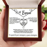 Una mano sostiene un joyero abierto en el que se lee "A mi esposa" - Collar corazón para siempre y un conmovedor mensaje en español a una esposa sobre el amor, las imperfecciones y el compromiso. En la caja se lee: Te querré por siempre y para siempre.