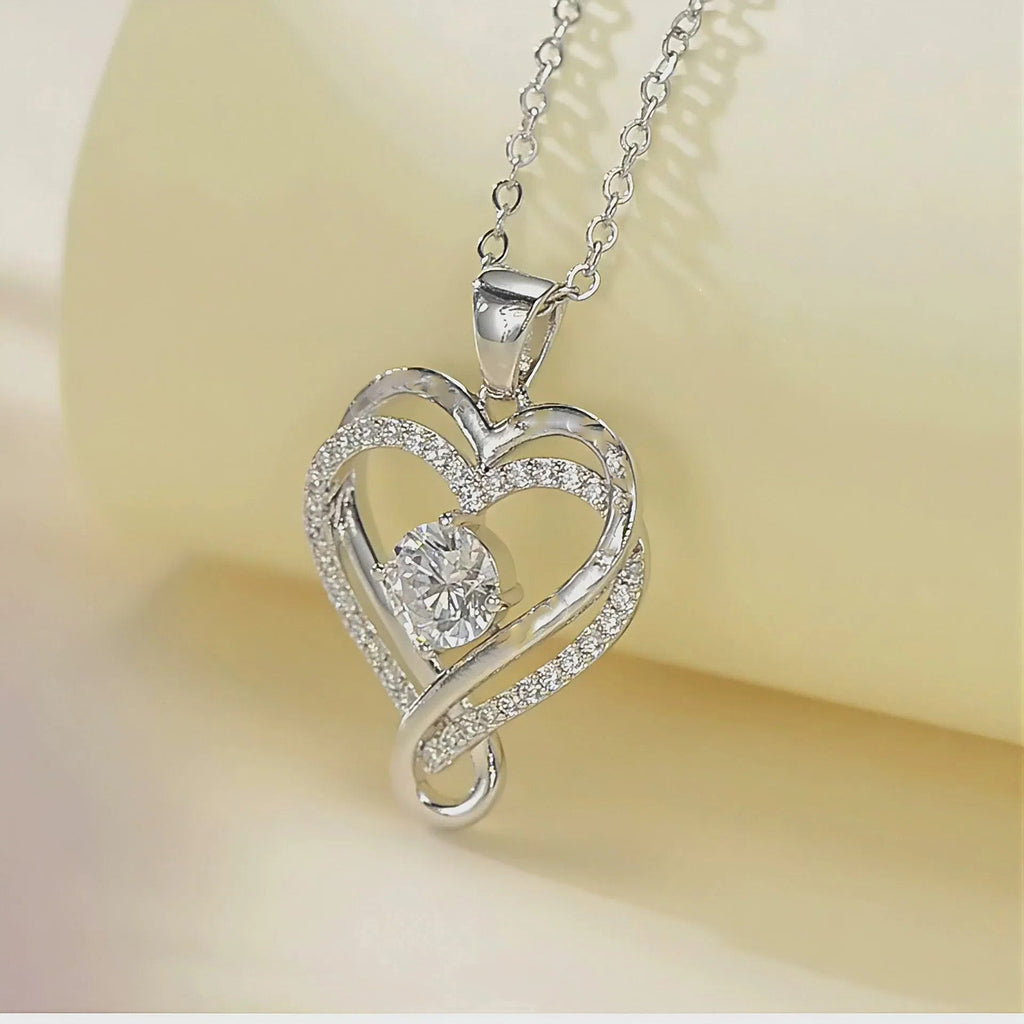 El "A mi esposa" - Collar corazón para siempre lleva un colgante de plata en forma de corazón con una brillante gema central en una delicada cadena de acero inoxidable, lo que lo convierte en un elegante regalo para pareja.