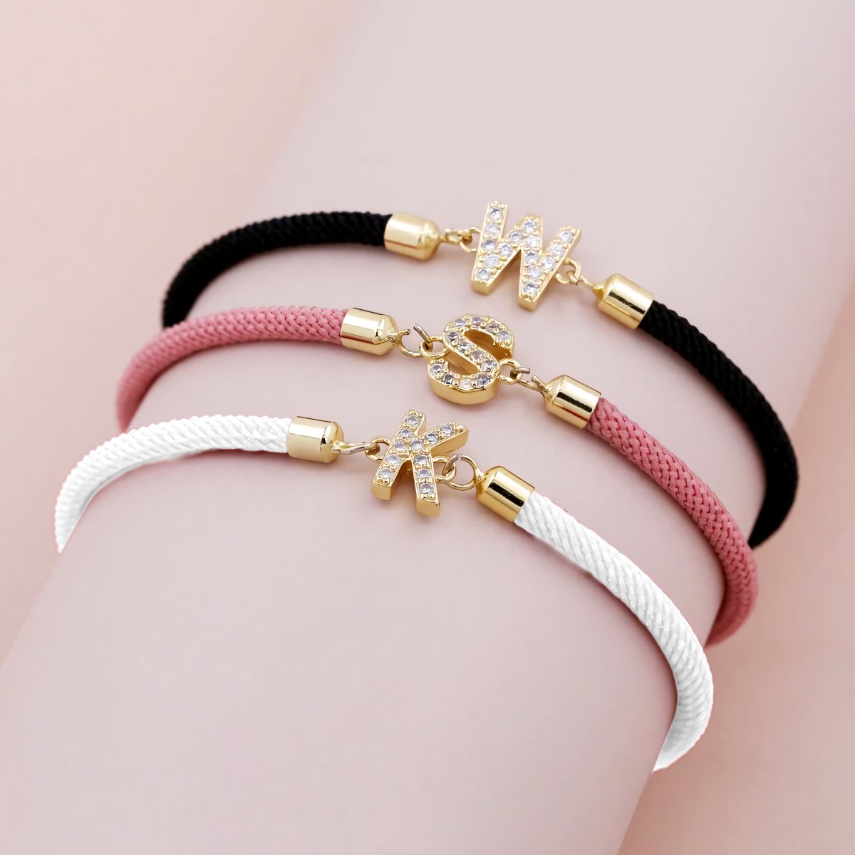 Pulsera ajustable con inicial