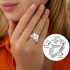 Una mujer luce un Anillo Abrazo al cielo personalizado de plata, grabado con nombre, fecha y alas de ángel. Un recuadro destaca el anillo urna con etiquetas 
