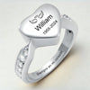 El Anillo Abrazo al cielo personalizado es un anillo de plata con la parte superior en forma de corazón grabada con alas de ángel, el nombre William, los años 1955-2024, Siempre en mi corazón en la banda, y pequeñas piedras preciosas incrustadas para un recuerdo entrañable.