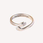 Anillo Abrazo - "Mi preciosa hija": anillo de plata con diseño de dos manos envolventes, grabado con "Siempre contigo" en el interior. Es ajustable y un regalo conmovedor para tu hija.