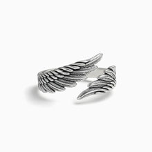 Cargar imagen en el visor de la galería, El Anillo Alas de Ángel es una sortija abierta de plata con dos alas de plumas superpuestas, frente a frente, que simbolizan guía y protección.