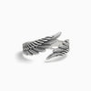 El Anillo Alas de Ángel es una sortija abierta de plata con dos alas de plumas superpuestas, frente a frente, que simbolizan guía y protección.
