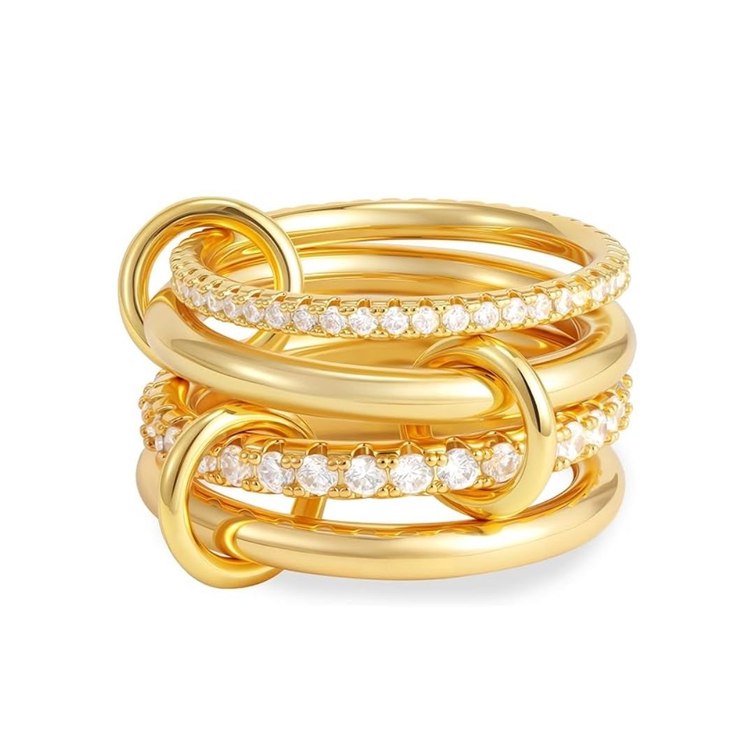 El Anillo apilable brillante es de oro, presenta bandas entrelazadas y algunas llevan circonitas cúbicas brillantes, creando un diseño elegante y sofisticado.