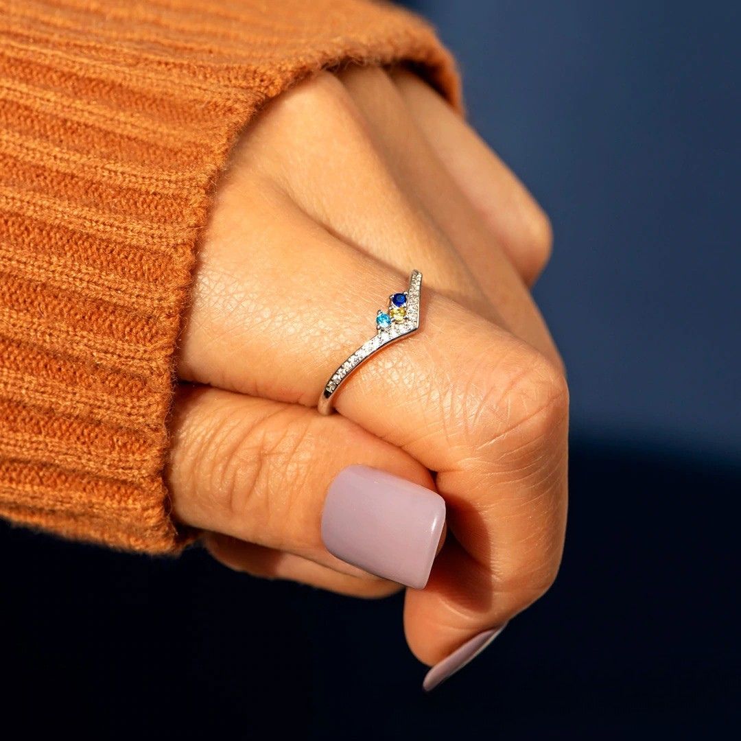 Anillo con piedras de nacimiento en v - Moroveta