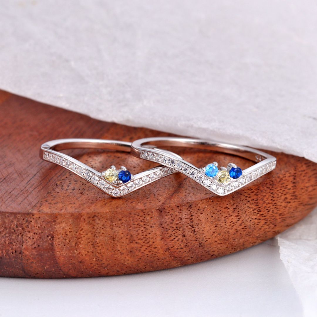 Anillo con piedras de nacimiento en v - Moroveta