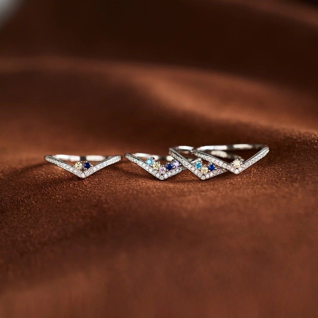 Anillo con piedras de nacimiento en v - Moroveta