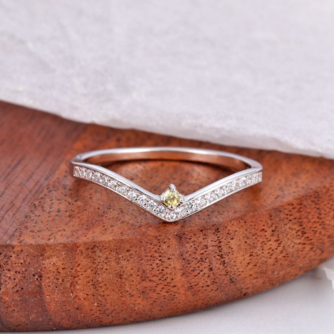 Anillo con piedras de nacimiento en v - Moroveta