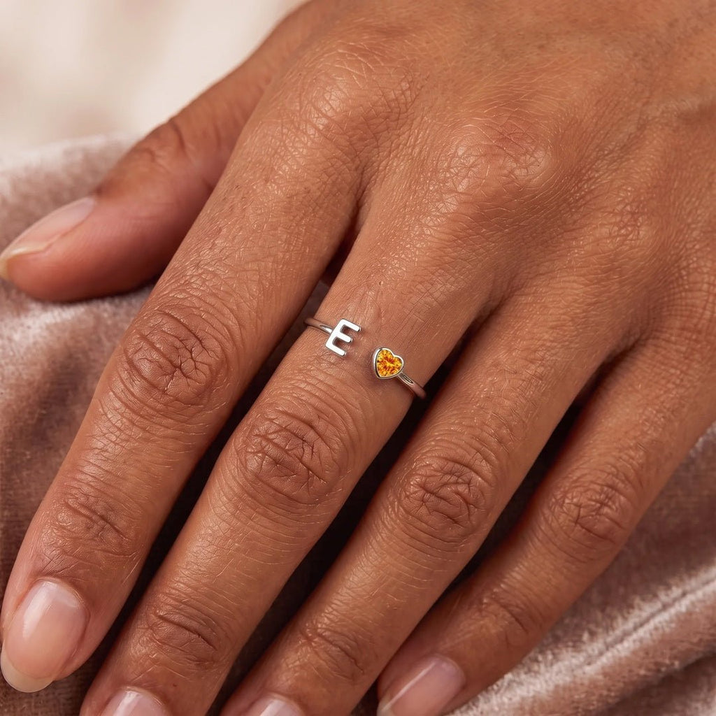 Anillo de inicial con piedra de corazón - Moroveta