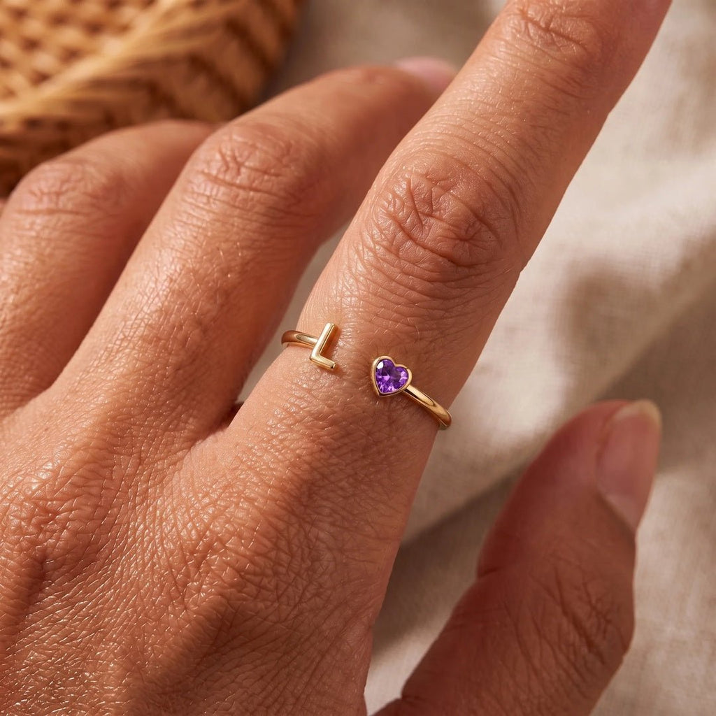 Anillo de inicial con piedra de corazón - Moroveta