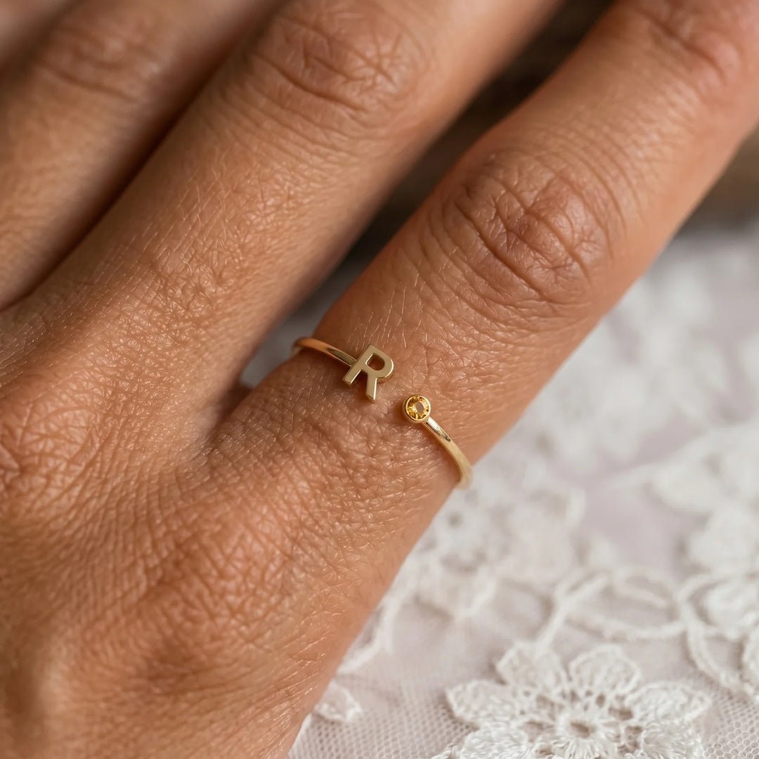 Anillo de inicial con piedra de nacimiento (Oferta 2X1) - Moroveta