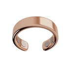El Anillo de Magnoterapia - Alivio para la menopausia en color oro rosa, con acabado pulido y banda abierta, integra cuatro imanes circulares internos para ayudar a aliviar síntomas de la menopausia. Presentado sobre fondo blanco liso.