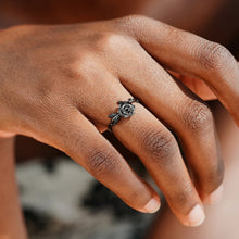 Cargar imagen en el visor de la galería, Anillo de Rosa Negra - Soy fuerte - Moroveta