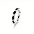 El Anillo Energía Zodiacal con piedra de nacimiento es un anillo espiritual de plata con piedras preciosas negras de talla ovalada y piedras transparentes sobre fondo blanco, ideal para los amantes de las piedras energéticas.