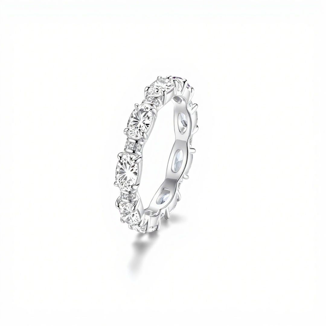 El Anillo Energía Zodiacal con piedra de nacimiento es ideal para los amantes de la joyería espiritual y las piedras energéticas, ya que presenta una banda continua de piedras redondas engastadas en garras sobre un fondo blanco liso.