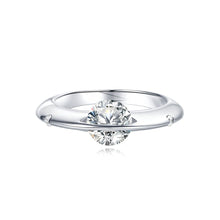 Cargar imagen en el visor de la galería, Anillo giratorio estelar: un anillo de plata ajustable con un diamante redondo sujeto por dos delicadas garras, que le dan un efecto flotante, sobre fondo blanco.