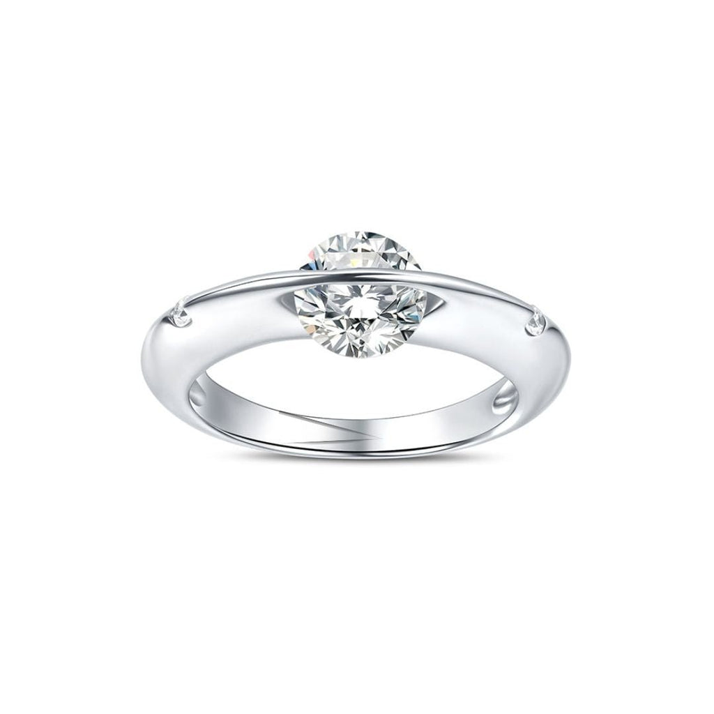 El Anillo giratorio estelar es un anillo ajustable de plata con un diseño moderno y minimalista que presenta un único diamante redondo flotando entre los extremos de la banda. Fabricado en acero quirúrgico blanco sobre un fondo blanco liso.