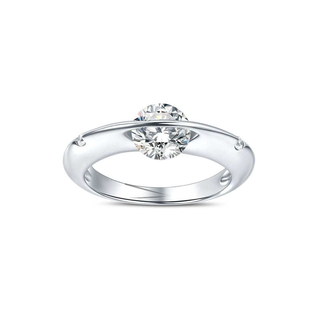 El Anillo giratorio estelar es un anillo ajustable de plata con un diseño moderno y minimalista que presenta un único diamante redondo flotando entre los extremos de la banda. Fabricado en acero quirúrgico blanco sobre un fondo blanco liso.