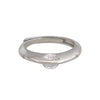 El Anillo giratorio estelar es un anillo de plata moderno y minimalista con una única gema transparente de talla redonda engastada en la banda y parcialmente rodeada de elegante acero quirúrgico blanco.