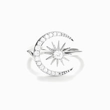 Cargar imagen en el visor de la galería, El Anillo Luna creciente tiene una banda de plata con incrustaciones de pequeños diamantes, mostrando un diseño central en forma de estrella con un diamante redondo en su corazón, todo ello sobre un fondo blanco.
