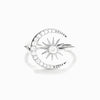 El Anillo Luna creciente tiene una banda de plata con incrustaciones de pequeños diamantes, mostrando un diseño central en forma de estrella con un diamante redondo en su corazón, todo ello sobre un fondo blanco.
