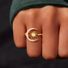 El Anillo Luna creciente es un anillo de oro con pequeñas piedras blancas y un diseño de rayos de sol, que añade un elegante toque celestial al llevarlo.