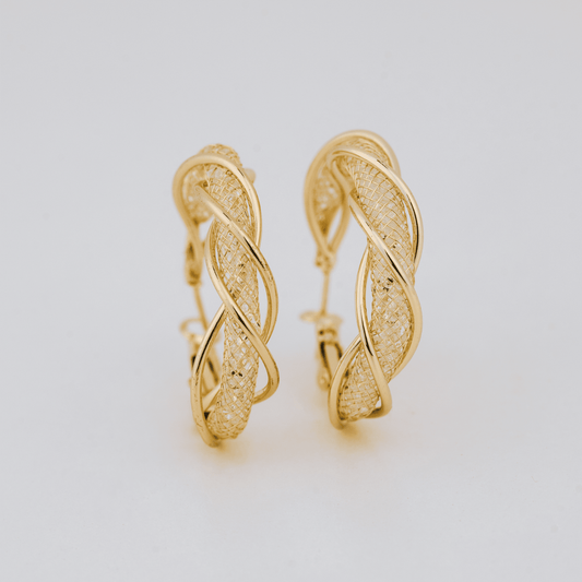 Aretes colgantes en espiral de acero inoxidable dorado, con diseño retorcido e intrincados detalles texturizados, expuestos sobre un fondo blanco.