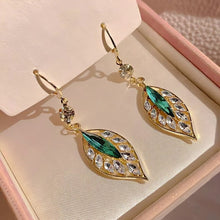 Cargar imagen en el visor de la galería, Aretes de cristal en forma de hoja - Moroveta