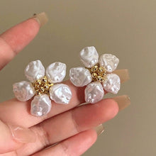 Cargar imagen en el visor de la galería, Aretes Flor de Nácar (Oferta 2x1) - Moroveta